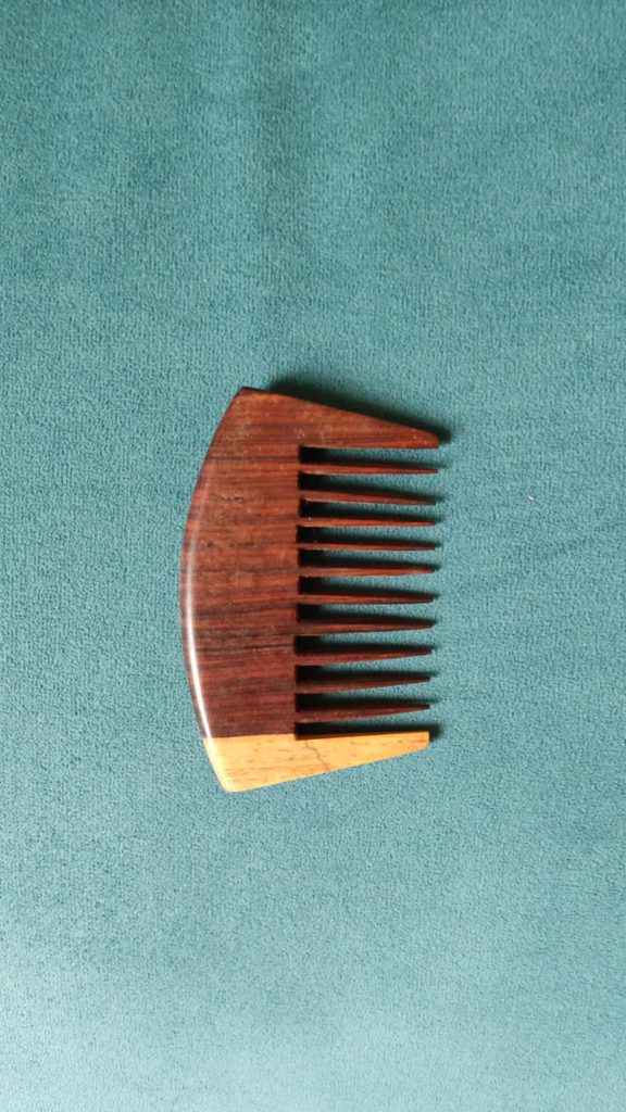 Peine de madera artesanal