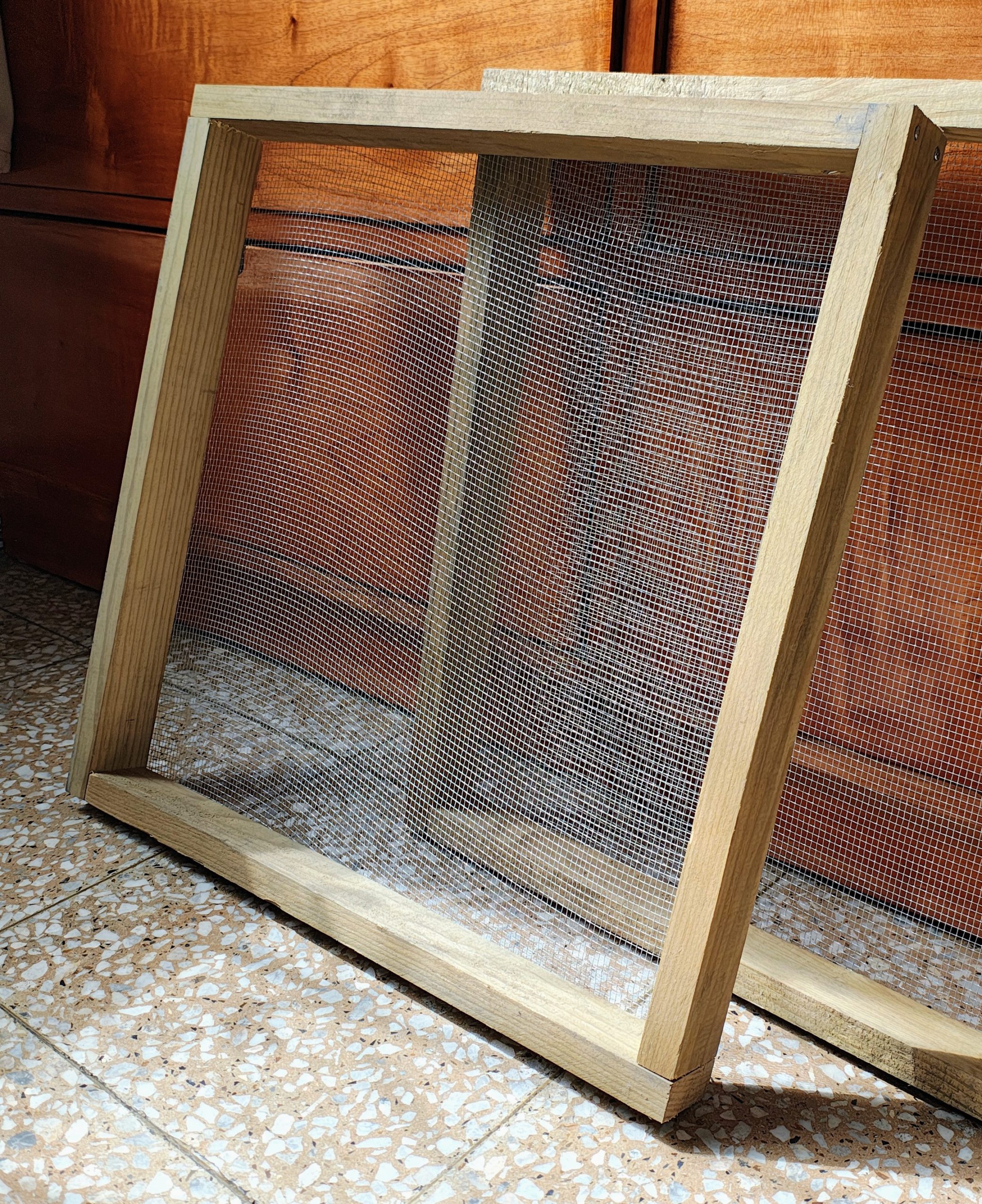 Cernidor rústico de madera de pino tratada